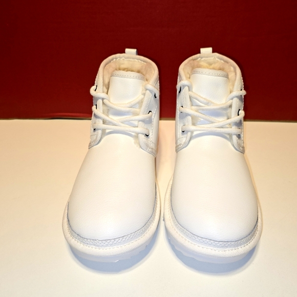 UGG Big Kid's 4 Neumel II Grade School Boot leather - Picture 2 of 9
